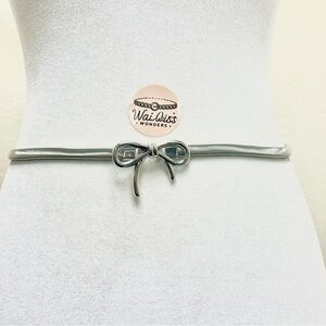 Silver bow elastic waist belt with a touch of glamour